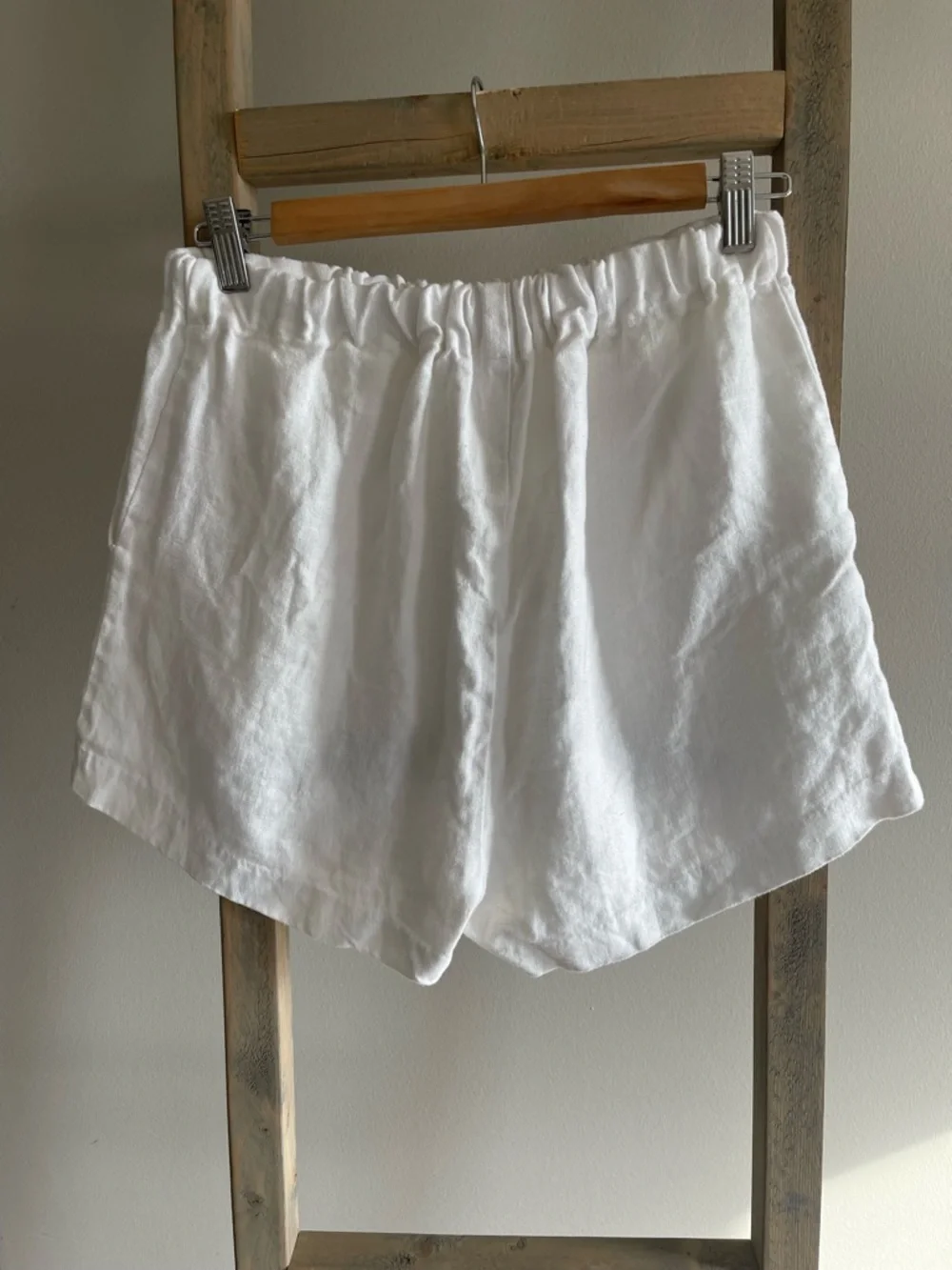 Gillia white elastic linen shorts size small - Picture 2 of 3